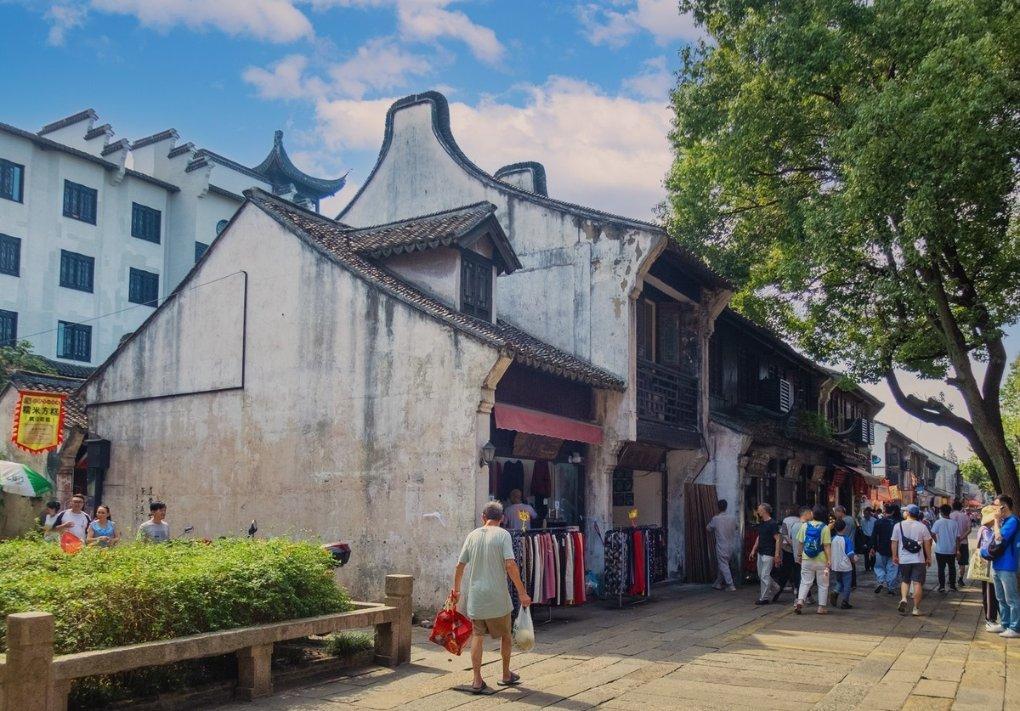 两男子采摘马蜂窝后离开，路人途经被蜇伤身亡，家属起诉索赔30余万